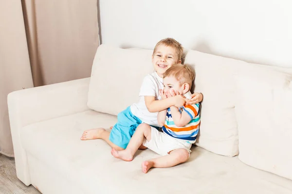 Hermano mayor abraza a niño pequeño —  Fotos de Stock