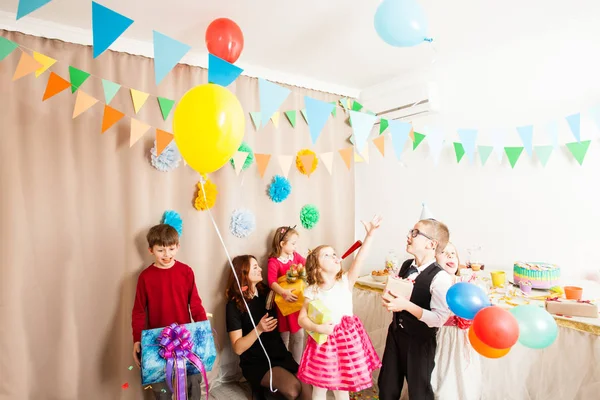 Barnen spelar med baloons vid — Stockfoto