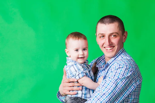 Sevimli küçük oğlu ile gülümseyen baba