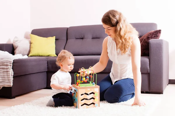 Anne oğluna yardım etmeye çalışıyor