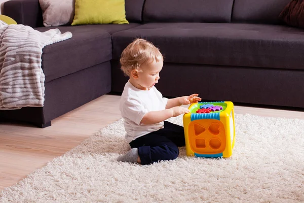 Bebé niño jugando con plástico clasificador juguete —  Fotos de Stock