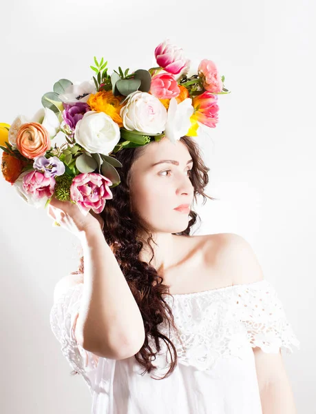 Çiçek çelenk ile mutlu kadın