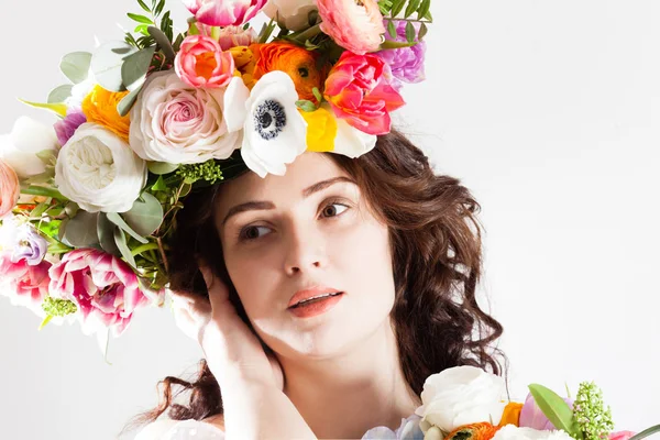 Çiçek çelenk ile gelecekte anne