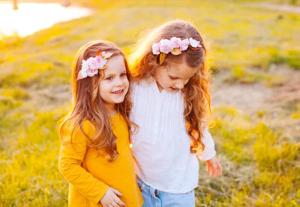 Två systrar barn på sunset utomhus — Stockfoto