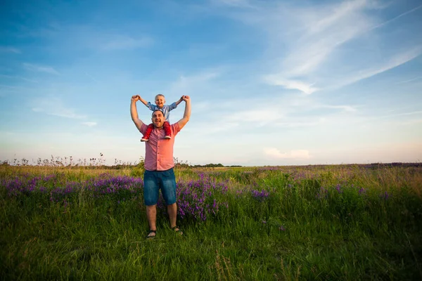 Cute boy with dad playing outdoor — Stock Photo, Image