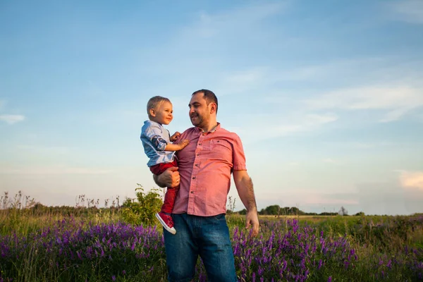 Lindo chico con papá jugando al aire libre — Foto de Stock