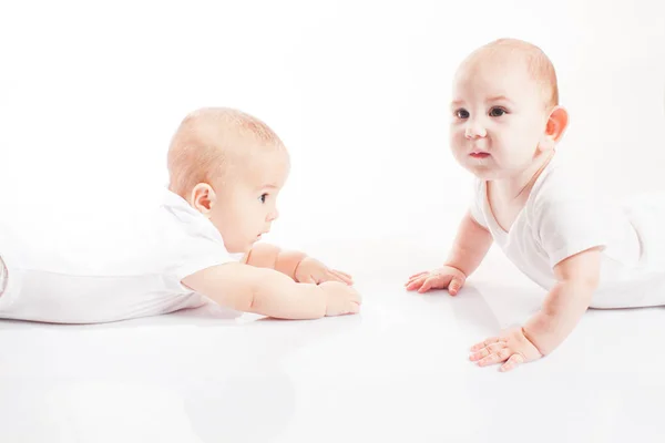 Deux nourrissons jouant sur fond blanc — Photo