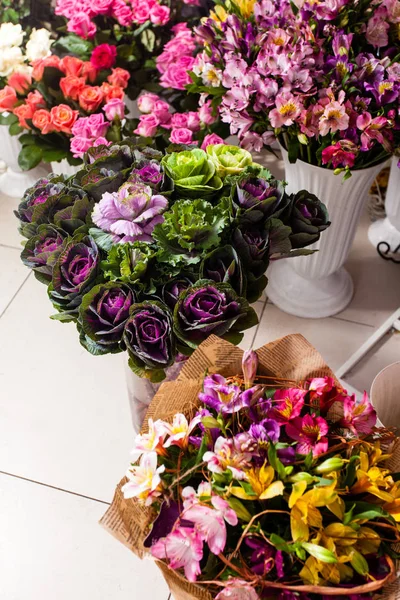 Serviço de entrega de flores . — Fotografia de Stock