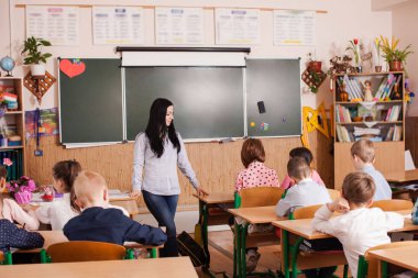 Öğretmen ders başlıyor