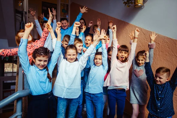 Eleverna går på rast — Stockfoto