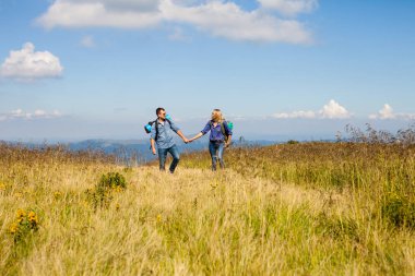 Seyahat ederken romantik öpücük