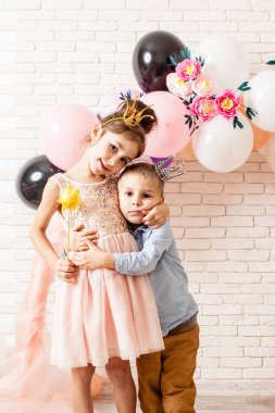 şirin çocuklar birbirlerini sevmek