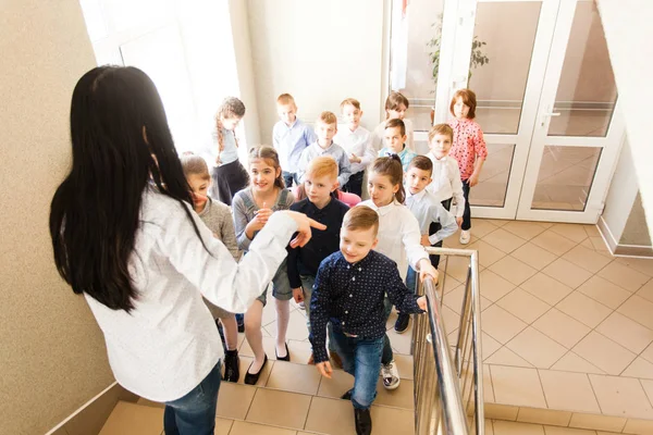 Schüler gehen in Pause — Stockfoto