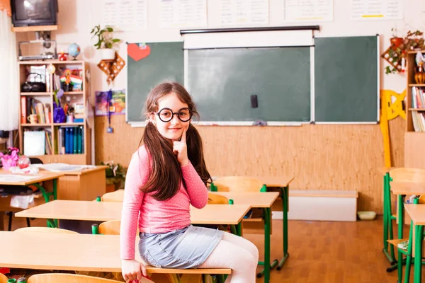 Boldog intelligens lány az osztályban — Stock Fotó