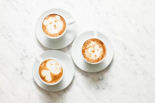 白い背景の上にコーヒーのカフェラテ アート — ストック写真