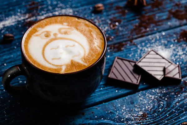 Xícara de cappuccino e chocolate — Fotografia de Stock
