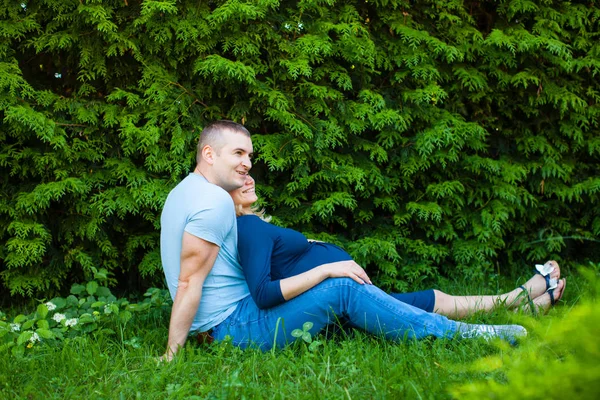 Um jovem casal ao ar livre — Fotografia de Stock