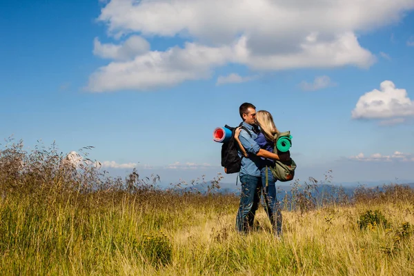 Romantischer Kuss auf Reisen — Stockfoto