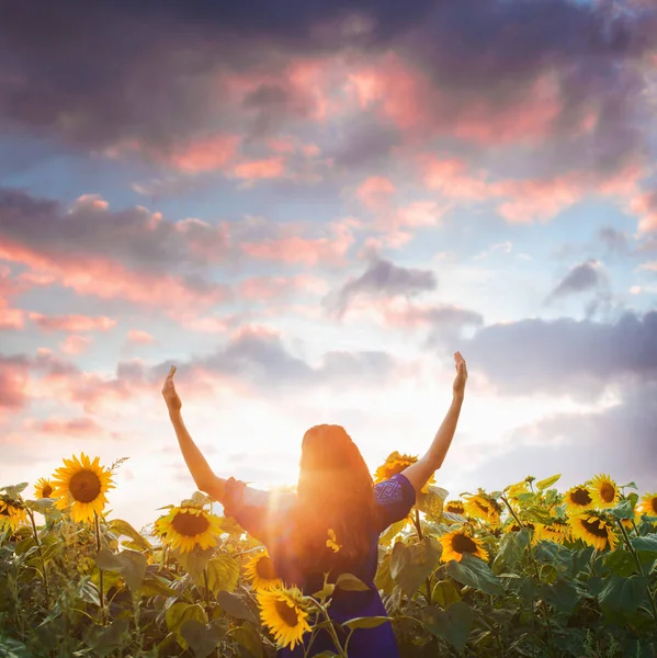 Menina adulta desfrutar com sol no campo — Fotografia de Stock