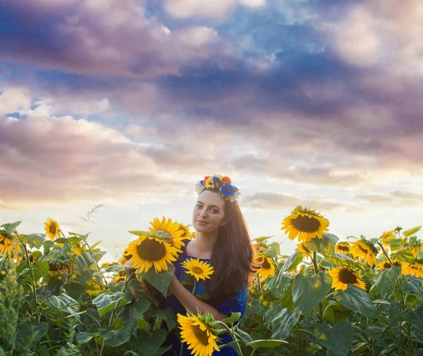 Mulher em unidade com a natureza — Fotografia de Stock