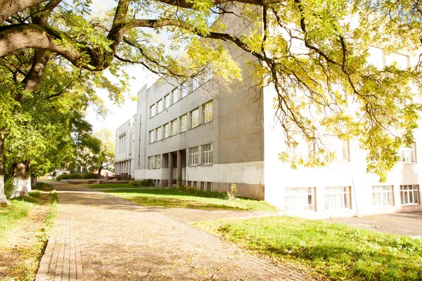 Vista laterale dell'edificio scolastico — Foto Stock