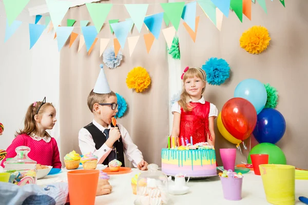 Веселая вечеринка в честь дня рождения девушки — стоковое фото