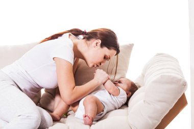 Anne küçük oğlu yatıştırır