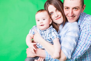 Yeşil bir b genç aile portresi