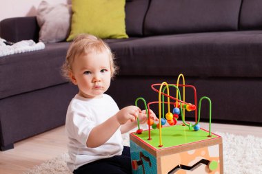 çok yakışıklı bir akıllı olmak istiyor