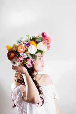 çelenk ile güzel bir kadın