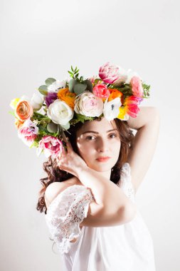 Çelenk içinde mutlu bir kadın portresi