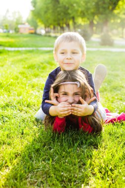 Küçük kız ve erkek açık havada oyun