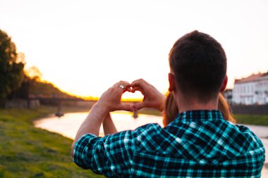 Kalplerinde seviyorum