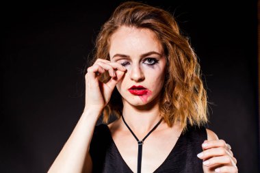 Lekeli makyaj ile sarhoş kadın