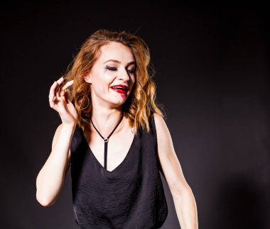 Sarhoş kız eğlenceli ve kahkaha var.