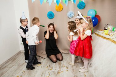 Animatör çocuklarla Doğum gününde eğlenir