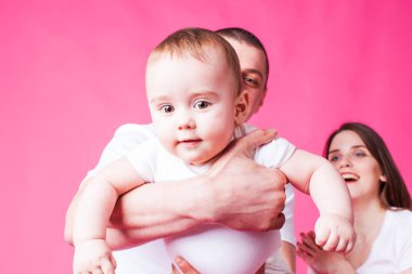 Kameraya bakarak babalar kollarında küçük bebek
