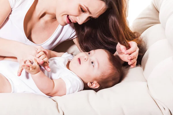 A mãe acaricia o filho — Fotografia de Stock