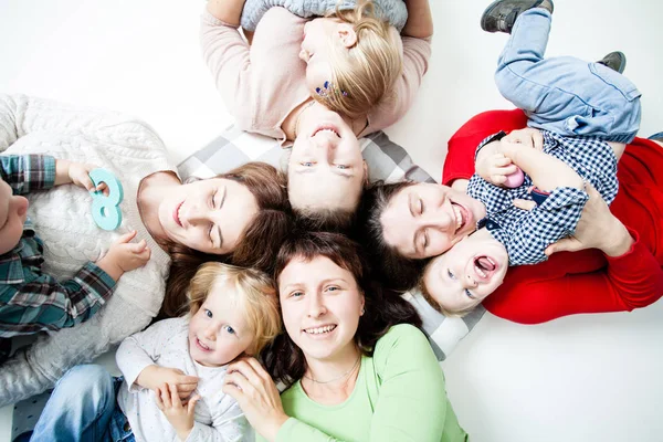 As crianças com mães — Fotografia de Stock