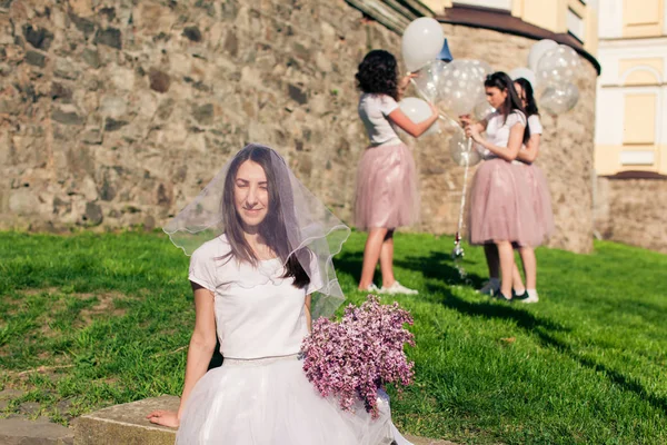 結婚式前に花嫁を緩和します。 — ストック写真