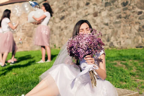 Das Mädchen verabschiedet sich vom Jungfrauenleben — Stockfoto