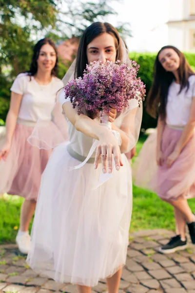 Nevěsta sdílí své radosti — Stock fotografie