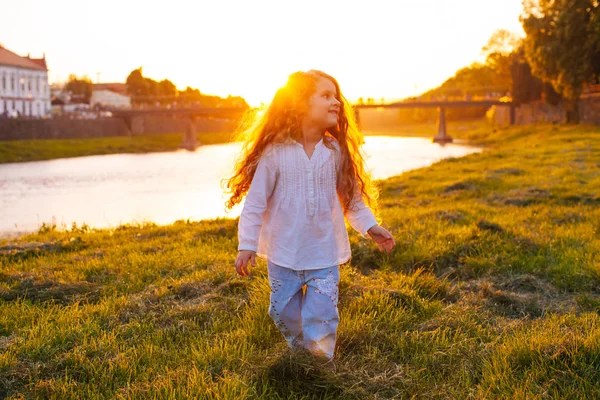 Wunderbare Welt für ein kleines Mädchen — Stockfoto