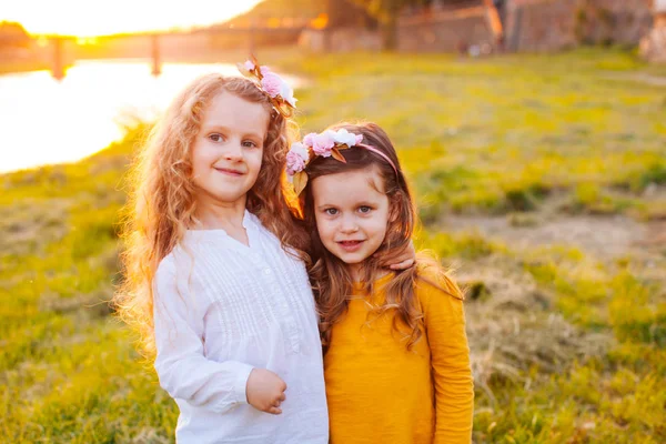 Två flickor i grön park — Stockfoto