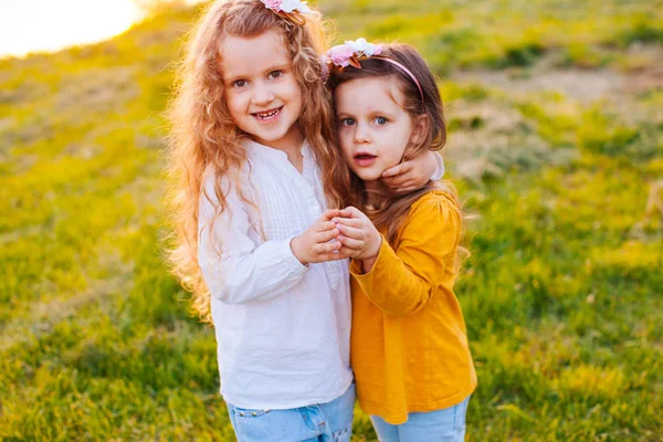 Dos chicas haciendo corazón — Foto de Stock