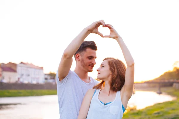 Amor expressivo pelo jovem casal — Fotografia de Stock