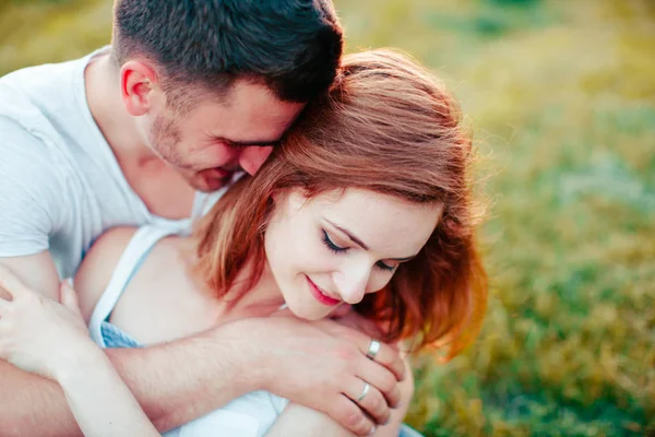 Retrato de pareja en el jardín — Foto de Stock