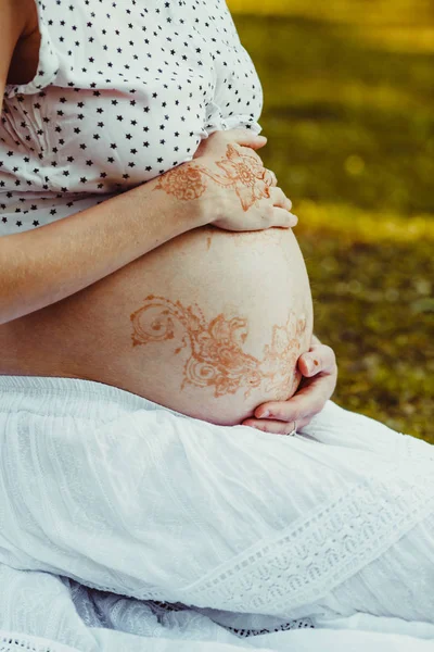 Pregnant woman holds her tummy — Stock Photo, Image