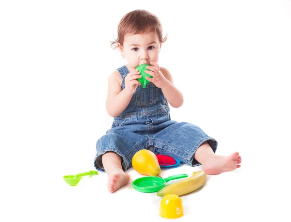 Bébé fille jouer avec des jouets de cuisine — Photo