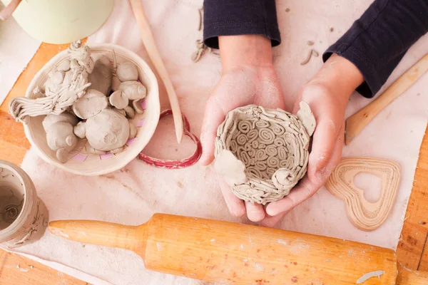 Mains d'enfants avec plasticine — Photo